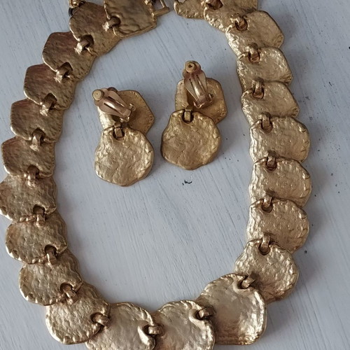 Metal gold-plated vintage jewelry set used
