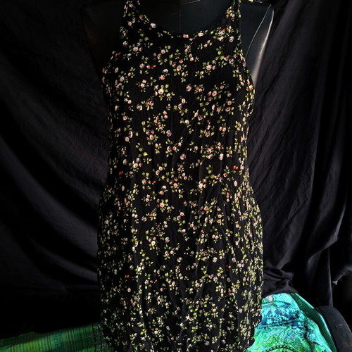 Sadie & Sage tunic like new, size 38, black with floral motif