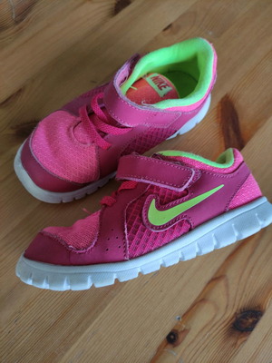 Παιδικά αθλητικά παπούτσια Nike μεταχειρισμένα, νούμερο 27