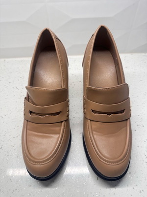 Γόβες loafers μπεζ με πλατφόρμα και τακούνι 9 εκ σαν καινούργιες, νούμερο 40