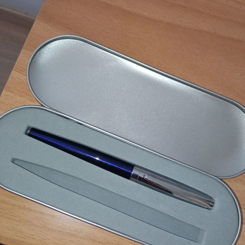 Pen like new, in its box, works with refill bottles