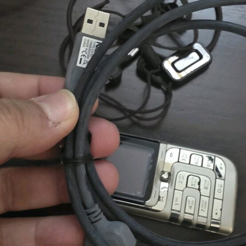 Nokia 7260 like new with original battery, cable and headphones