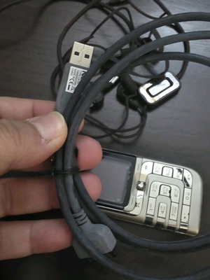 Nokia 7260 like new with original battery, cable and headphones