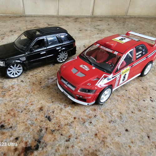 Hornby miniature car set Mitsubishi Lancer WRC and Range Rover Sport like new