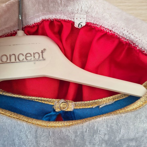 Snow White costume size 6 like new