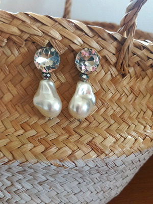 Earrings new with pearls and crystal