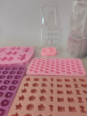 Καλούπια για wax melts σαν καινούργιο, σετ με σιλικόνη και πλαστικές συσκευασίες