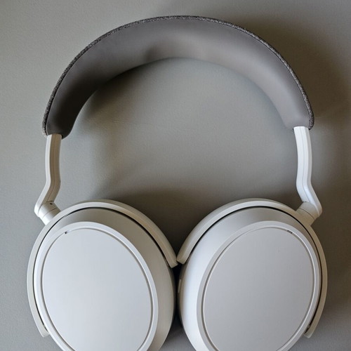 Sennheiser Momentum 4 Bluetooth Headphones like new