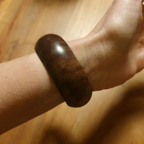 Wooden bracelet like new, brown colors with grain
