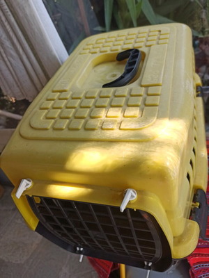 Small pet cage used with handle, black yellow