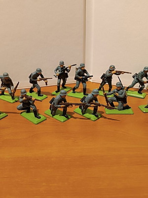 Britains Deetail 14 German soldiers figures