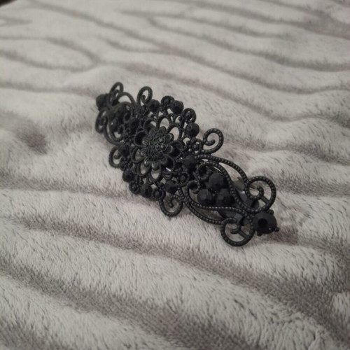 Black hair clip