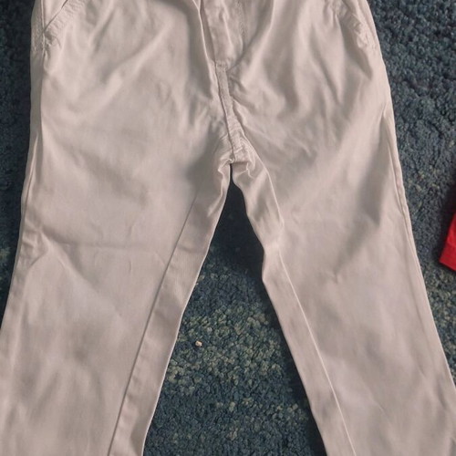 Tommy Hilfiger pants and Mayoral shorts for a 2-year-old boy, both together for 9 euros