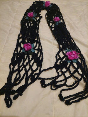 Κασκόλ πλεκτό χειροποίητο μεταχειρισμένο με πλεκτά λουλούδια μαύρο