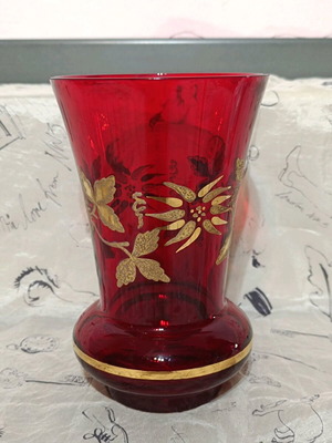 Червена ваза със златни орнаменти употребявана