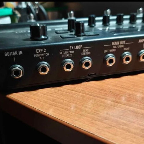 Line 6 POD GO multi-effects pedal for guitar and bass like new