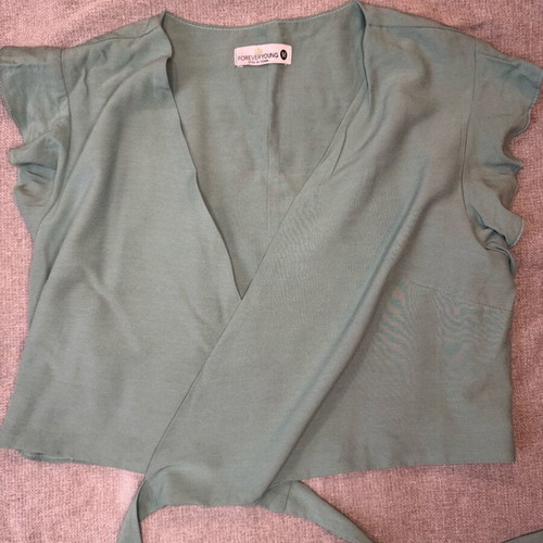 Crop top wrap in soft pistachio green like new, size M
