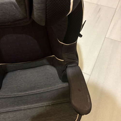 Car seat used with minor wear on handle