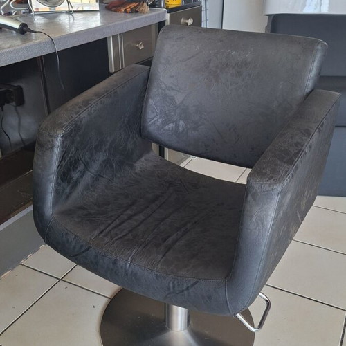 Hydraulic salon chairs set of 2 in excellent condition with Swarovski