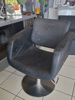 Hydraulic salon chairs set of 2 in excellent condition with Swarovski