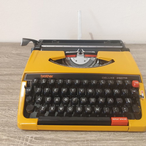 Brother Deluxe 250TR Vintage Typewriter 1975 mustard with Greek keyboard