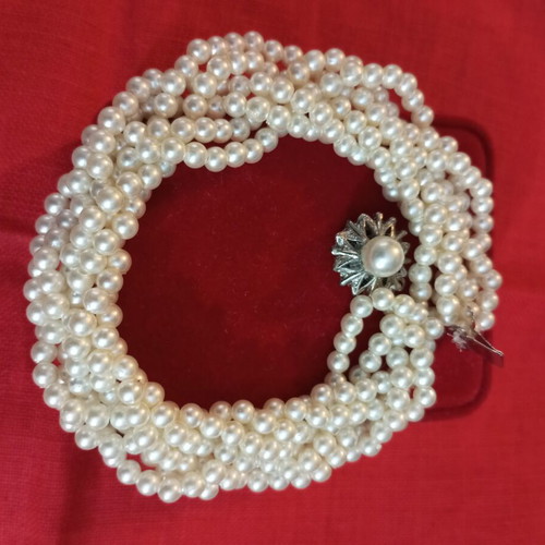 Bracelet with faux pearls and metal clasp like new