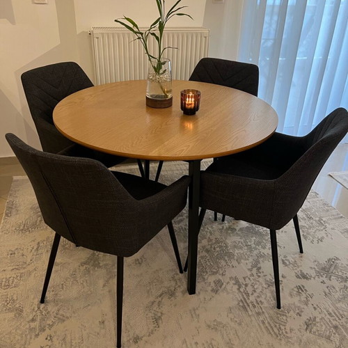 Dining set like new with 4 chairs and 105 cm table