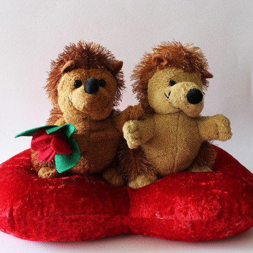 Hedgehogs on heart 25 cm new