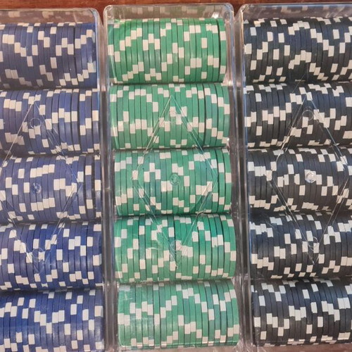 Thousand heavy casino chips like new with 10 cases and carrying case