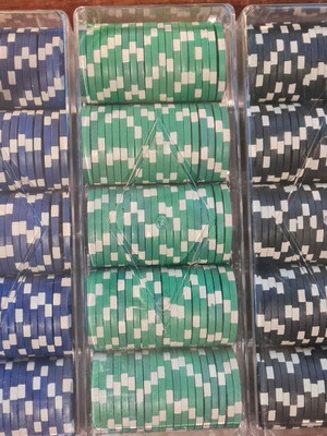 Thousand heavy casino chips like new with 10 cases and carrying case
