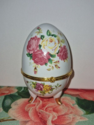 Limoge porcelain decorative egg like new, collectible