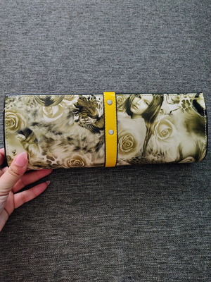 Τσάντα clutch με αλυσίδα, μαύρη και κίτρινη