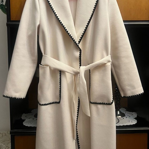 Women's off-white coat like new with belt and pockets