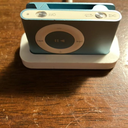 iPod Shuffle 2 1GB with charging dock