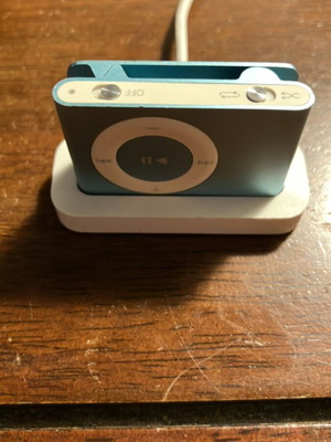iPod Shuffle 2 1GB with charging dock