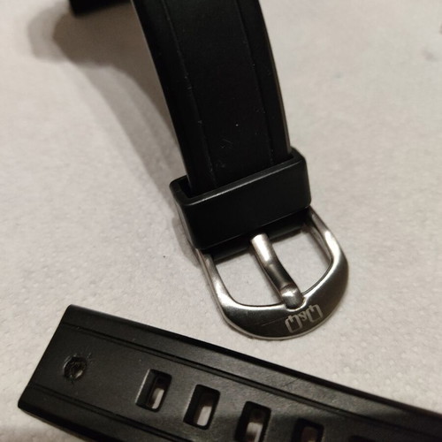 Q&Q wristwatch used with new battery and broken strap, black