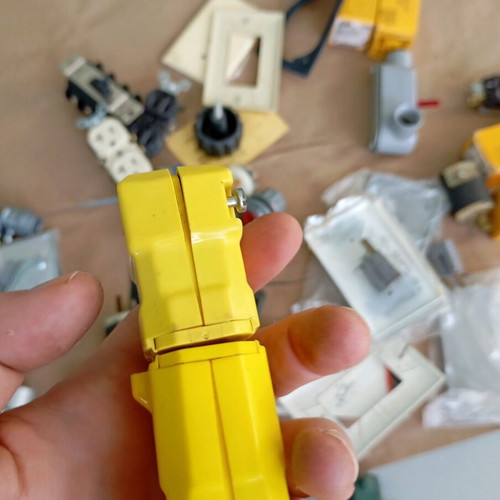 Electrical supplies like new, 80 pieces for electrical installations