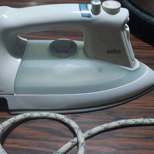 Steam iron used in excellent condition