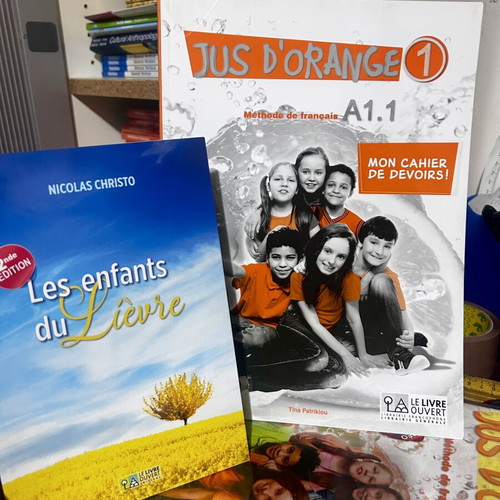 Jus d'Orange 1 A1 French learning book & Les enfants du Lièvre gift book