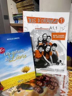 Jus d'Orange 1 A1 French learning book & Les enfants du Lièvre gift book