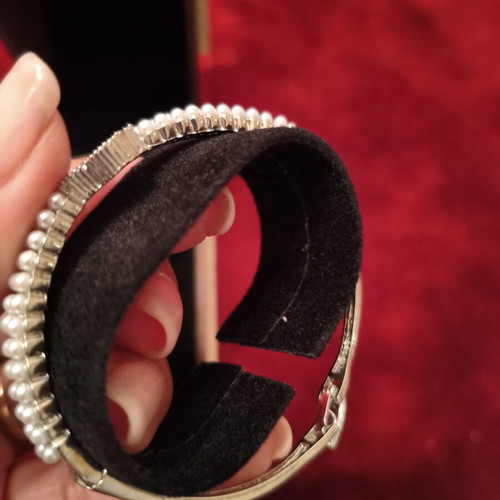 Bracelet hinged bangle with double row pearls and four-leaf clover motif with rhinestones, like new