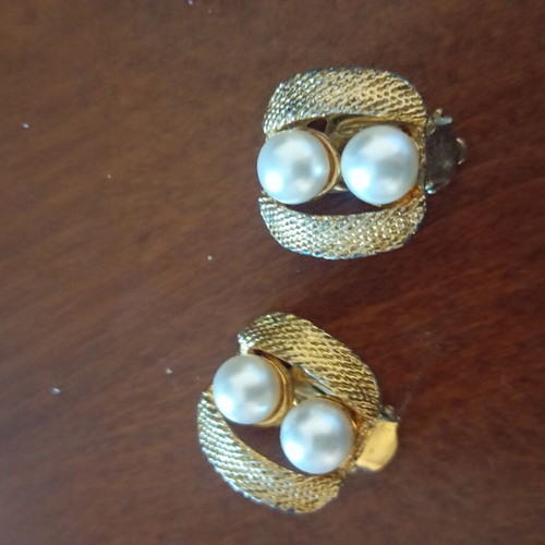 Earrings with double pearl and clip, like new, large