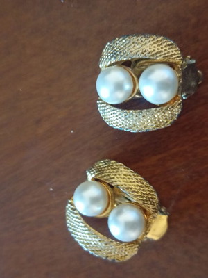 Earrings with double pearl and clip, like new, large