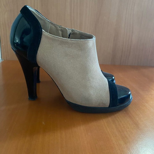 Beatrice Estell Beige and Black Suede Ankle Boots Size 40 Like New