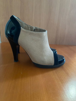 Beatrice Estell Beige and Black Suede Ankle Boots Size 40 Like New