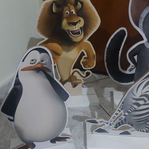 Wooden Madagascar figures like new, set of 8 pieces