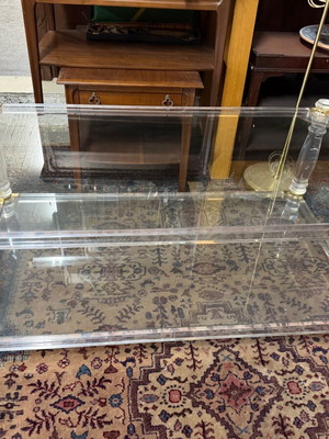 Plexiglass living room table like new with 2 glass levels