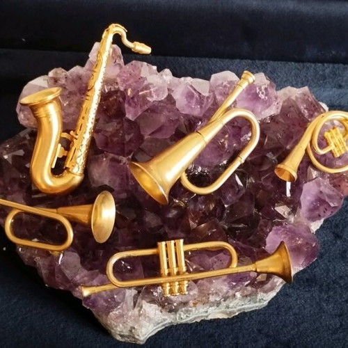 Amethyst used with gold-plated wind instruments, irregular size