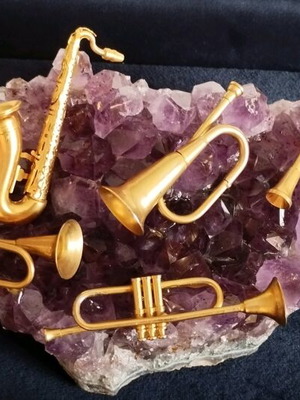 Amethyst used with gold-plated wind instruments, irregular size