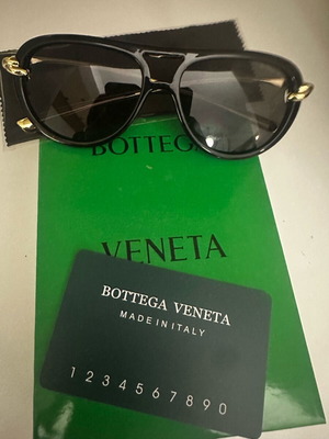 Γυναικεία γυαλιά ηλίου Bottega Veneta σαν καινούργιο, μαύρα με θήκη και κουτί